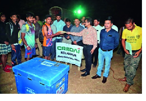 During the recruitment of Kolhapurkar's Datapati - Hindu Unity, Free Food from 'Kidai' | सैन्य भरतीवेळी कोल्हापूरकरांचे दातृत्व-: हिंदू एकता, ‘क्रिडाई’कडून मोफत जेवण During the recruitment of Kolhapurkar's Datapati - Hindu Unity, Free Food from 'Kidai' | सैन्य भरतीवेळी कोल्हापूरकरांचे दातृत्व-: हिंदू एकता, ‘क्रिडाई’कडून मोफत जेवण