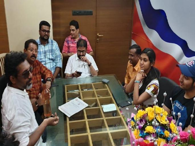 Nagraj manujel political entire in MNS with rinku rajguru and Aakash thosar | मनसे 'झिंगाट'; सेनेचा झेंडा खाली ठेवून नागराज मंजुळे आर्ची-परश्यासह 'इंजिना'वर सुस्साट Nagraj manujel political entire in MNS with rinku rajguru and Aakash thosar | मनसे 'झिंगाट'; सेनेचा झेंडा खाली ठेवून नागराज मंजुळे आर्ची-परश्यासह 'इंजिना'वर सुस्साट