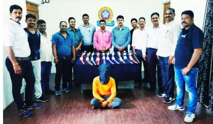The stock of sword found in Panchpawali at Nagpur |  नागपुरातील  पाचपावलीत सापडला तलवारींचा साठा The stock of sword found in Panchpawali at Nagpur |  नागपुरातील  पाचपावलीत सापडला तलवारींचा साठा