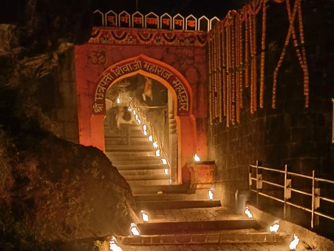 A torch festival was celebrated at Sajjangad on the first morning of Diwali | Satara: दिवाळीच्या पहाटे मशालोत्सवाने उजळला सज्जनगड A torch festival was celebrated at Sajjangad on the first morning of Diwali | Satara: दिवाळीच्या पहाटे मशालोत्सवाने उजळला सज्जनगड