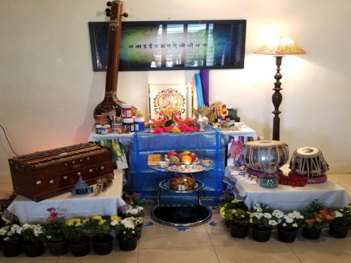 Message of environment protection and art conservation by the Commissioner's home view | आयुक्तांच्या घरच्या देखाव्यातून पर्यावरण रक्षण व कलासंवर्धनाचा संदेश 