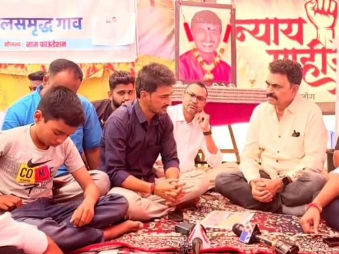Beed: Actor Sayaji Shinde in Massajog; consoled the Deshmukh family | Beed: अभिनेते सयाजी शिंदे मस्साजोगमध्ये; देशमुख कुटुंबियांचे केले सांत्वन Beed: Actor Sayaji Shinde in Massajog; consoled the Deshmukh family | Beed: अभिनेते सयाजी शिंदे मस्साजोगमध्ये; देशमुख कुटुंबियांचे केले सांत्वन