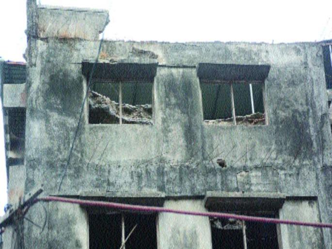 Two floors of the building collapsed | इमारतीच्या दोन मजल्यांचे सज्जे कोसळले Two floors of the building collapsed | इमारतीच्या दोन मजल्यांचे सज्जे कोसळले