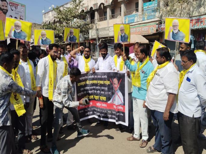 Protest against denial of ministerial berth to Chhagan Bhujbal by throwing shoes at Ajit Pawar's photo | छगन भुजबळ यांना मंत्रिपद नाकारल्याने अजित पवारांच्या प्रतिमेला जोडे मारून निषेध Protest against denial of ministerial berth to Chhagan Bhujbal by throwing shoes at Ajit Pawar's photo | छगन भुजबळ यांना मंत्रिपद नाकारल्याने अजित पवारांच्या प्रतिमेला जोडे मारून निषेध