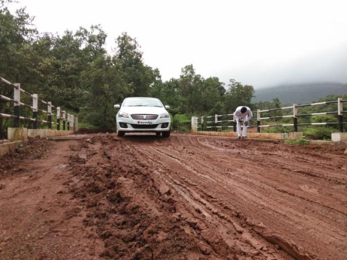 The road of Parithevadi Sakav bridge in Andher Maval collapsed | आंदर मावळातील पारीठेवाडी साकव पुलाचा रस्ता खचला The road of Parithevadi Sakav bridge in Andher Maval collapsed | आंदर मावळातील पारीठेवाडी साकव पुलाचा रस्ता खचला