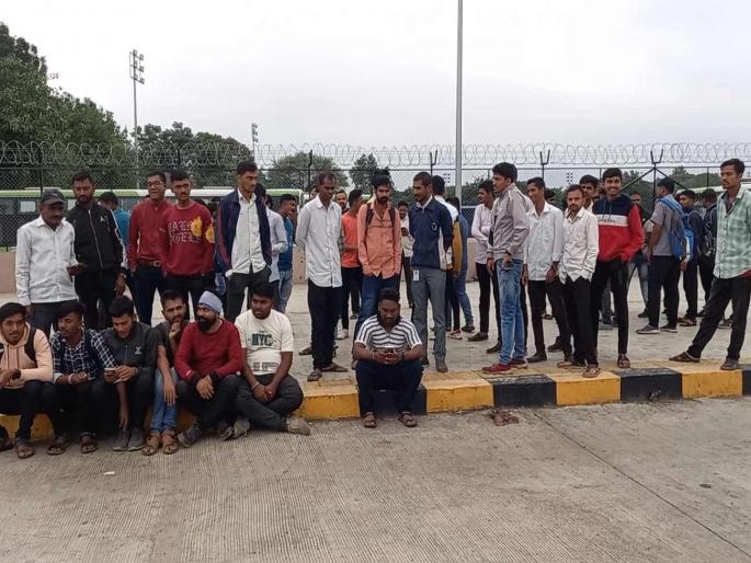 Transport service of Nashik Municipal Corporation stopped due to non-payment of wages, carriers on strike | नाशिकच्या सिटीलिंकला लागला ब्रेक; ठेकेदाराने वेतन न दिल्याने वाहक संपावर Transport service of Nashik Municipal Corporation stopped due to non-payment of wages, carriers on strike | नाशिकच्या सिटीलिंकला लागला ब्रेक; ठेकेदाराने वेतन न दिल्याने वाहक संपावर