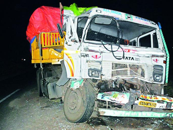  Third accident on the highway in Sakegaon on the fourth day | साकेगाव येथे महामार्गावर सलग चौथ्या दिवशी तिसरा अपघात