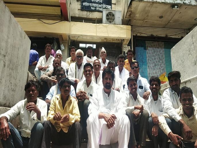 The farmers gave the statement to the sugar commissioner's chair | शेतकऱ्यांनी साखर आयुक्तांच्या खुर्चीला दिले निवेदन  The farmers gave the statement to the sugar commissioner's chair | शेतकऱ्यांनी साखर आयुक्तांच्या खुर्चीला दिले निवेदन