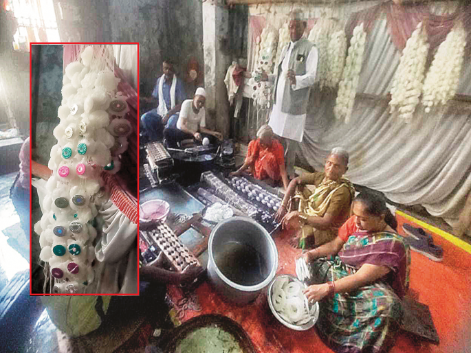 The furnaces were lit; Sakhargathi is ready for gudhi padha, there is a special preparation for house husband | भट्ट्या पेटल्या; गुढी पाढव्यासाठी साखरगाठी तयार, घरजावयांसाठी असते खास निर्मिती The furnaces were lit; Sakhargathi is ready for gudhi padha, there is a special preparation for house husband | भट्ट्या पेटल्या; गुढी पाढव्यासाठी साखरगाठी तयार, घरजावयांसाठी असते खास निर्मिती