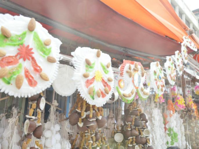 Gudi Padavva special ...! Jawaharhar matched the market of Solapur | गुढीपाडवा विशेष...! जावईहारांनी नटला सोलापूरचा बाजार Gudi Padavva special ...! Jawaharhar matched the market of Solapur | गुढीपाडवा विशेष...! जावईहारांनी नटला सोलापूरचा बाजार