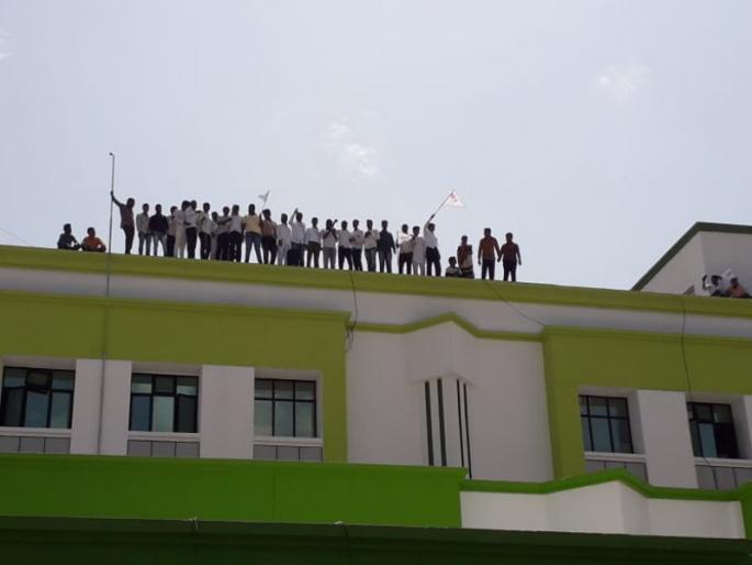 Prahar activist protest in Pune against FRP issue | पुण्यात प्रहारचे कार्यकर्ते आक्रमक : साखर संकुल ताब्यात घेण्याचा प्रयत्न Prahar activist protest in Pune against FRP issue | पुण्यात प्रहारचे कार्यकर्ते आक्रमक : साखर संकुल ताब्यात घेण्याचा प्रयत्न