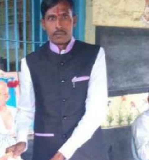 Puneer Solapurkar; Sakharevadi sarpanch employed a lot of work in Pune | पुणेरी सोलापूरकर ; साखरेवाडीचा सरपंच पुण्यात बिगारी कामावर Puneer Solapurkar; Sakharevadi sarpanch employed a lot of work in Pune | पुणेरी सोलापूरकर ; साखरेवाडीचा सरपंच पुण्यात बिगारी कामावर