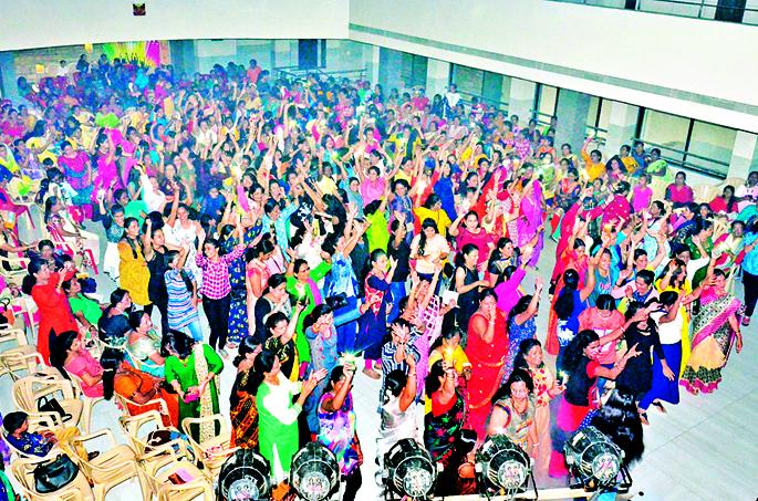 Poorly worn on the feet, psycho throws on DJ | साठीतली थकलेली पावलंही डीजेवर मनसोक्त थिरकली