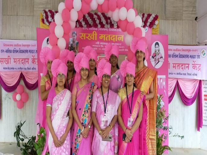 Attraction of 'Selfie Wall' with popular polling stations | सखी मतदान केंद्रांसह ‘सेल्फी वॉल’चे आकर्षण Attraction of 'Selfie Wall' with popular polling stations | सखी मतदान केंद्रांसह ‘सेल्फी वॉल’चे आकर्षण