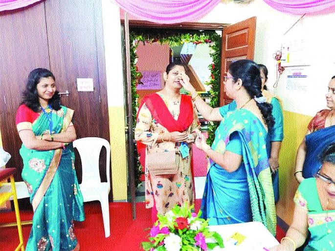 Maharashtra Election 2019:  Attractive 'Sakhi Booth' in the vicinity of the Natrodem School in Vasai | Maharashtra Election 2019: वसईतील नेट्रोडेम शाळेच्या परिसरात आकर्षक ‘सखी बूथ’ Maharashtra Election 2019:  Attractive 'Sakhi Booth' in the vicinity of the Natrodem School in Vasai | Maharashtra Election 2019: वसईतील नेट्रोडेम शाळेच्या परिसरात आकर्षक ‘सखी बूथ’