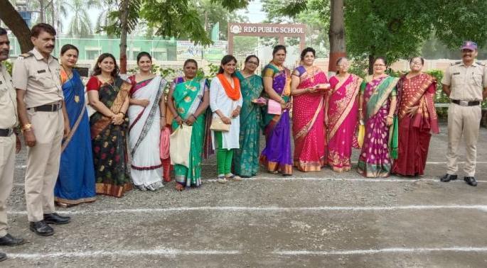 Sakhi Manch's Raksha Bandhan celebrated with police | सखी मंचच्या रक्षाबंधनाने पोलीसदादा भारावले Sakhi Manch's Raksha Bandhan celebrated with police | सखी मंचच्या रक्षाबंधनाने पोलीसदादा भारावले