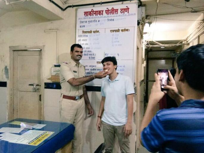 Mumbai police celebrate birthday of the youth who filed the FIR | मुंबई पोलिसांनी साजरा केला एफआयआर दाखल करण्यासाठी आलेल्या तरुणाचा वाढदिवस, केक भरवून पाठवलं घरी Mumbai police celebrate birthday of the youth who filed the FIR | मुंबई पोलिसांनी साजरा केला एफआयआर दाखल करण्यासाठी आलेल्या तरुणाचा वाढदिवस, केक भरवून पाठवलं घरी