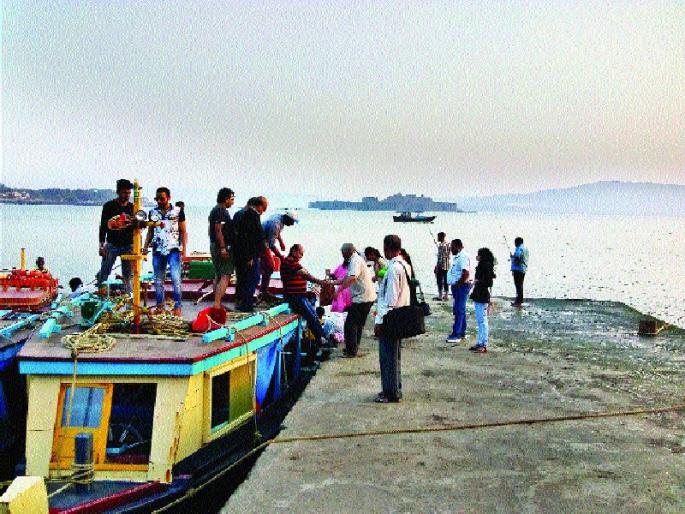 Error in the development work of jetty in Khara Bandar | खोरा बंदरातील जेट्टीच्या विकासकामांमध्ये त्रुटी