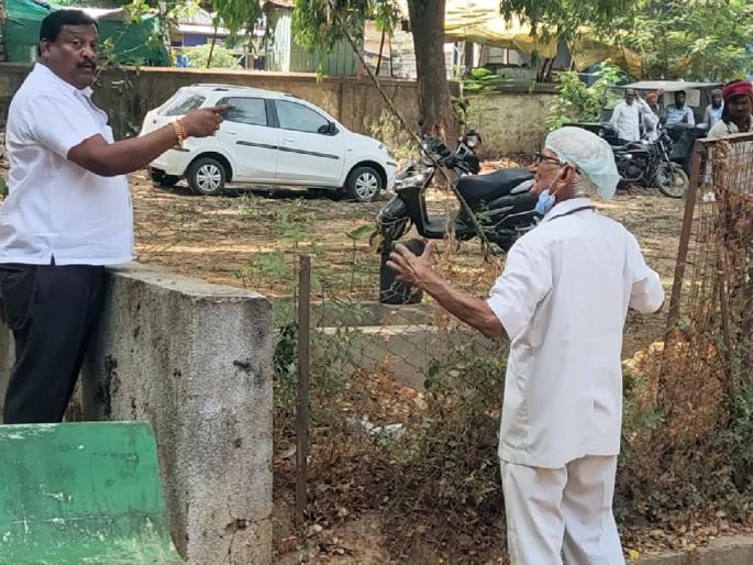 war among former MLAs and Zilla Parishad members over dispute between tree felling in sub-district hospital | माजी आमदार व जिल्हा परिषद सदस्यांत खडाजंगी, नागरिकांची जमली गर्दी; गावभर चर्चा war among former MLAs and Zilla Parishad members over dispute between tree felling in sub-district hospital | माजी आमदार व जिल्हा परिषद सदस्यांत खडाजंगी, नागरिकांची जमली गर्दी; गावभर चर्चा