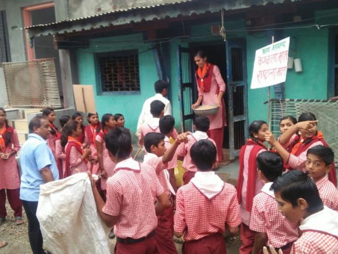 Support from the Sakre Vidyalaya for Kerala flood victims | केरळ पूरग्रस्तांसाठी साकरे विद्यालयातर्फे येथे मदतफेरी
