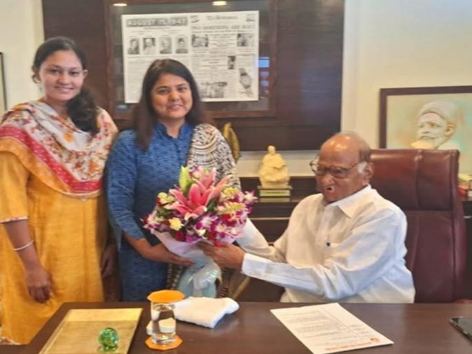 Sakshana Salgar given big responsibility at national level by sharad Pawars NCP | आक्रमक भाषणशैली, सुळेंशी जवळीकीचं बक्षीस; सक्षणा सलगर यांना पवारांच्या राष्ट्रवादीकडून राष्ट्रीय पातळीवर मोठी जबाबदारी Sakshana Salgar given big responsibility at national level by sharad Pawars NCP | आक्रमक भाषणशैली, सुळेंशी जवळीकीचं बक्षीस; सक्षणा सलगर यांना पवारांच्या राष्ट्रवादीकडून राष्ट्रीय पातळीवर मोठी जबाबदारी