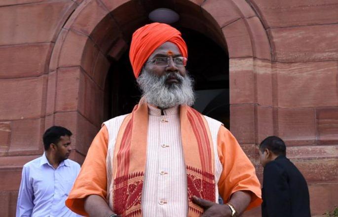 Sakshi Maharaj met the MLA in jail, accused in gang rape | सामूहिक बलात्कारातील आरोपी आमदाराला तुरुंगात जाऊन भेटले साक्षी महाराज Sakshi Maharaj met the MLA in jail, accused in gang rape | सामूहिक बलात्कारातील आरोपी आमदाराला तुरुंगात जाऊन भेटले साक्षी महाराज