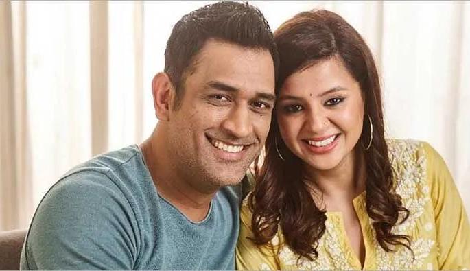 MS Dhoni pet name taken by his wife sakshi; You will also be amazed by the viral video ... | धोनीला लाडाने पत्नी साक्षी या नावाने मारते हाक; वायरल व्हिडीओ पाहून तुम्हीही व्हाल अवाक्...