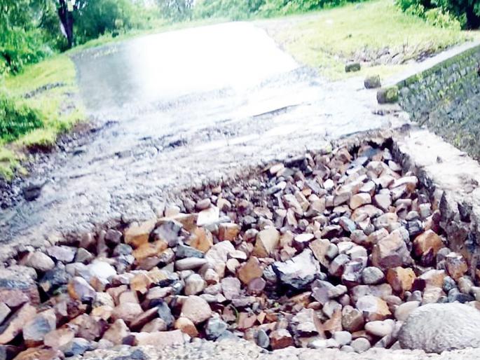 Bridge over Sakurli-Gunde road | साकुर्ली-गुंडे रस्त्यावरील पुलास भगदाड Bridge over Sakurli-Gunde road | साकुर्ली-गुंडे रस्त्यावरील पुलास भगदाड