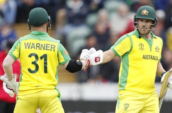 India vs Australia: Australian openers smash Indian bowlers... | India vs Australia : वानखेडेवर भारताच्या गोलंदाजांना ऑस्ट्रेलियाच्या सलामीवीरांनीच धू धू धुतले...