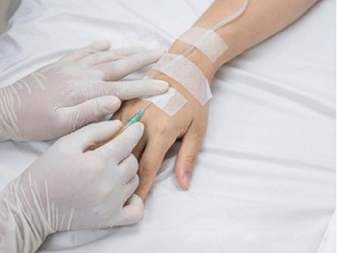 A 2-inch needle piece remained in hand during Corona's treatment; The surgery had to be done after 3 months | कोरोना उपचारावेळी हातातच राहिला २ इंच सुईचा तुकडा; ३ महिन्यांनंतर करावी लागली शस्त्रक्रिया A 2-inch needle piece remained in hand during Corona's treatment; The surgery had to be done after 3 months | कोरोना उपचारावेळी हातातच राहिला २ इंच सुईचा तुकडा; ३ महिन्यांनंतर करावी लागली शस्त्रक्रिया