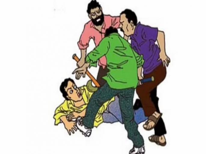 Three brothers try to crush someone who advises him to drink less alcohol | दारू कमी पिण्याचा सल्ला देणाऱ्याला तीन भावांकडून ठेचण्याचा प्रयत्न Three brothers try to crush someone who advises him to drink less alcohol | दारू कमी पिण्याचा सल्ला देणाऱ्याला तीन भावांकडून ठेचण्याचा प्रयत्न
