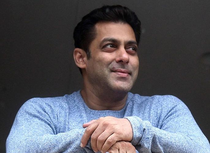 salman khan said will never do negetive role in life indication for dhoom 4 | सलमान खान म्हणतो, कधीच करणार नाही निगेटीव्ह रोल; वाचा काय आहे कारण!!