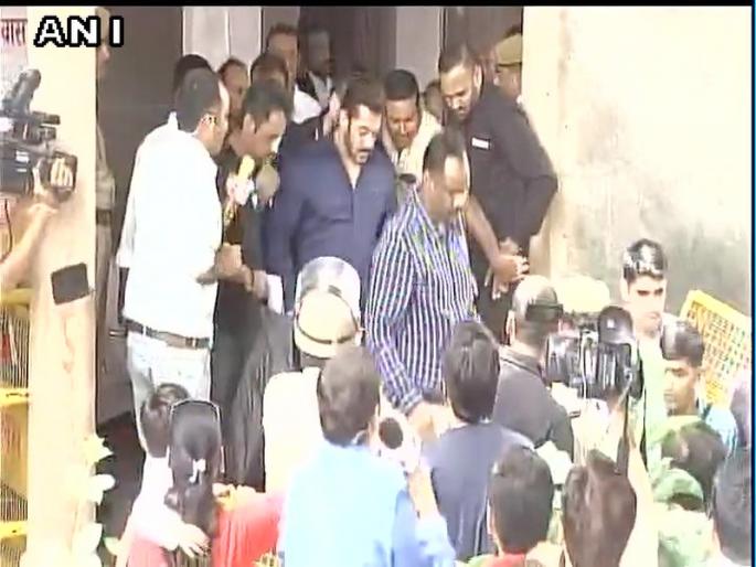   Antelope hunting episode; 20 thousand rupees in the bell bond and five minutes out of Salman Court | काळवीट शिकार प्रकरण; 20 हजाराचा बेल बॉण्ड भरून 5 मिनिटात सलमान कोर्टा बाहेर