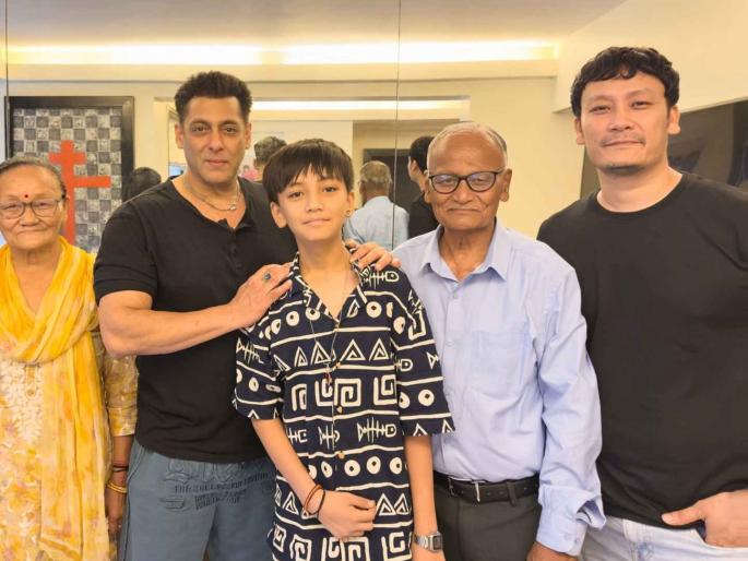 salman khan shocking transformation lost weight in new photo netizens praised actor saying handsome | भाईजान इज बॅक! सलमान खानने ५९ व्या वर्षी घटवलं वजन, फोटो पाहून चाहतेही अवाक; म्हणाले, "हँडसम..." salman khan shocking transformation lost weight in new photo netizens praised actor saying handsome | भाईजान इज बॅक! सलमान खानने ५९ व्या वर्षी घटवलं वजन, फोटो पाहून चाहतेही अवाक; म्हणाले, "हँडसम..."