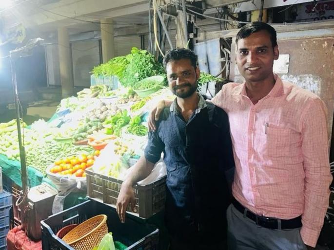 vegetable vendor had given free vegetables after 14 years dsp santosh patel meet salman khan | हृदयस्पर्शी! पैसे नसताना भाजीवाल्याने फुकट दिलेली भाजी; १४ वर्षांनी DSP झाल्यावर घेतली भेट vegetable vendor had given free vegetables after 14 years dsp santosh patel meet salman khan | हृदयस्पर्शी! पैसे नसताना भाजीवाल्याने फुकट दिलेली भाजी; १४ वर्षांनी DSP झाल्यावर घेतली भेट