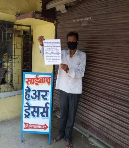 Protest agitation by saloon artisans in Nagpur | नागपुरात सलून कारागिरांनी केले निषेध आंदोलन