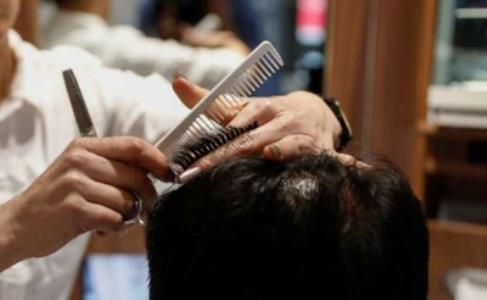 coronavirus: Salon operator pays off debt by selling son's gold chain | coronavirus: मुलाची सोनसाखळी विकून सलूनचालकाने फेडले कर्ज coronavirus: Salon operator pays off debt by selling son's gold chain | coronavirus: मुलाची सोनसाखळी विकून सलूनचालकाने फेडले कर्ज