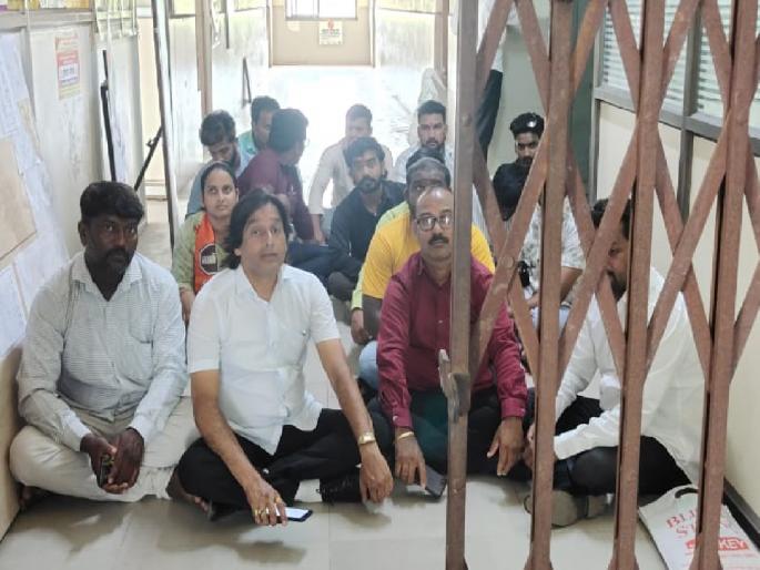 Salary without work to 42 employees of Indira Gandhi Hospital, Ichalkaranji, MNS agitation in Kolhapur | इचलकरंजीच्या इंदिरा गांधी रुग्णालयातील ४२ कर्मचाऱ्यांना काम न करता वेतन, मनसेचे कोल्हापुरात आंदोलन Salary without work to 42 employees of Indira Gandhi Hospital, Ichalkaranji, MNS agitation in Kolhapur | इचलकरंजीच्या इंदिरा गांधी रुग्णालयातील ४२ कर्मचाऱ्यांना काम न करता वेतन, मनसेचे कोल्हापुरात आंदोलन