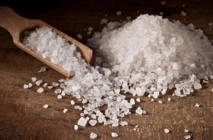 Huge rush to buy salt in Kurkheda in Gadchiroli district | गडचिरोली जिल्ह्यातील कुरखेडामध्ये मीठ खरेदीसाठी उडाली प्रचंड झुंबड Huge rush to buy salt in Kurkheda in Gadchiroli district | गडचिरोली जिल्ह्यातील कुरखेडामध्ये मीठ खरेदीसाठी उडाली प्रचंड झुंबड