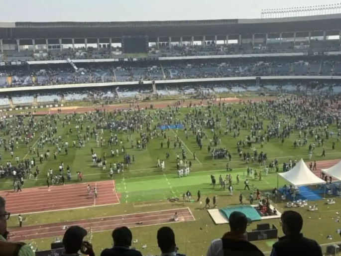 Disappointed Fans Clash with Police at Salt Lake Stadium After Messi Leaves in 5 Minutes; CM Orders High-Level Probe | Lionel Messi: सॉल्ट लेक स्टेडियम तोडफोडप्रकरणी आयोजकाला अटक, प्रेक्षकांनाही तिकिटाचे पैसे परत मिळणार! Disappointed Fans Clash with Police at Salt Lake Stadium After Messi Leaves in 5 Minutes; CM Orders High-Level Probe | Lionel Messi: सॉल्ट लेक स्टेडियम तोडफोडप्रकरणी आयोजकाला अटक, प्रेक्षकांनाही तिकिटाचे पैसे परत मिळणार!