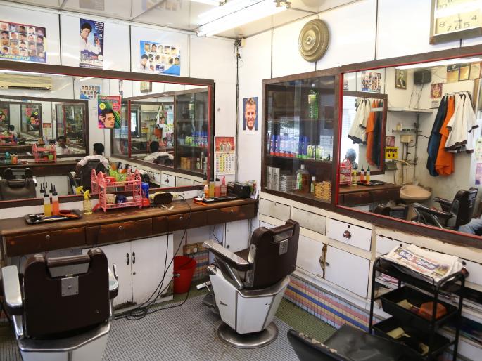 Haircuts at home in the slums | corona virus Satara- पळशीत वाड्या-वस्त्यांवर घरच्या घरीच केशकर्तन Haircuts at home in the slums | corona virus Satara- पळशीत वाड्या-वस्त्यांवर घरच्या घरीच केशकर्तन