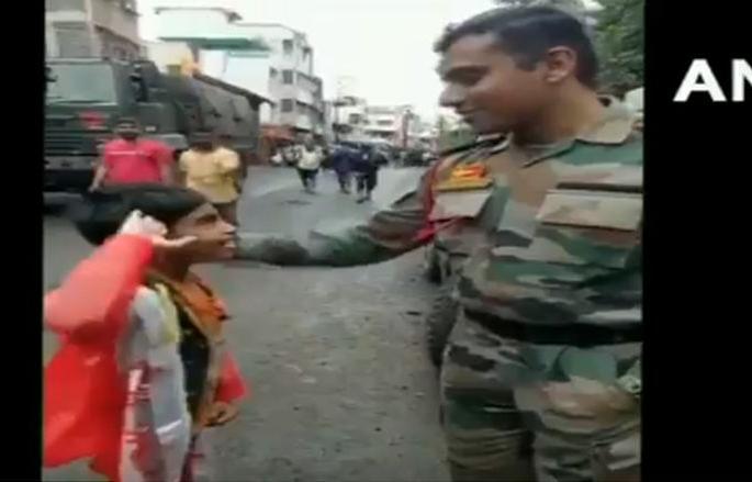 Maharashtra Floods Video: child salute to indian army man | Maharashtra Floods Video: तुम्ही खूप चांगले काम करता, चिमुकलीचा जवानास भावनिक सलाम Maharashtra Floods Video: child salute to indian army man | Maharashtra Floods Video: तुम्ही खूप चांगले काम करता, चिमुकलीचा जवानास भावनिक सलाम