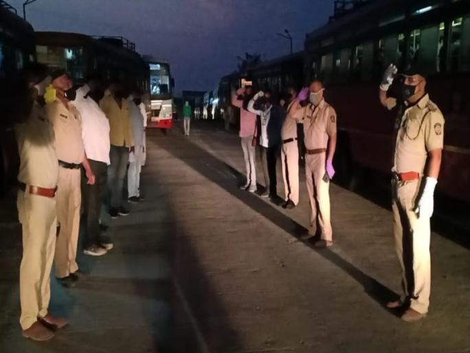 Pune Police salutes to ST's 'social commitment' | एसटीच्या"सामाजिक बांधिलकी"ला कर्तव्यदक्ष पुणे पोलिसांचा ' सॅल्यूट ' Pune Police salutes to ST's 'social commitment' | एसटीच्या"सामाजिक बांधिलकी"ला कर्तव्यदक्ष पुणे पोलिसांचा ' सॅल्यूट '