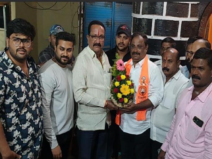 Uddhavsena and Shindesena from the branch at Salvi stop in Ratnagiri Will work together | शिवसेनेचे दोन्ही गट एकाच शाखेतून कारभार करणार, कोकणात दिसतंय अजब चित्र Uddhavsena and Shindesena from the branch at Salvi stop in Ratnagiri Will work together | शिवसेनेचे दोन्ही गट एकाच शाखेतून कारभार करणार, कोकणात दिसतंय अजब चित्र