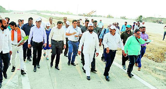 It will take another 18 months to complete the work of samruddhi mahamarg | समृद्धी तयार, पण त्यावर पोहोचणेच कठीण; आणखी १८ महिने लागण्याची शक्यता It will take another 18 months to complete the work of samruddhi mahamarg | समृद्धी तयार, पण त्यावर पोहोचणेच कठीण; आणखी १८ महिने लागण्याची शक्यता