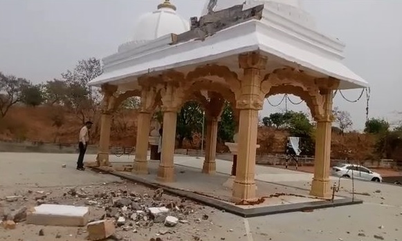 Lightning strikes Vasantrao Naik's Samadhi, major damage to the Samadhi site |  वसंतराव नाईक यांच्या समाधीवर कोसळली वीज, समाधीस्थळाचे मोठे नुकसान Lightning strikes Vasantrao Naik's Samadhi, major damage to the Samadhi site |  वसंतराव नाईक यांच्या समाधीवर कोसळली वीज, समाधीस्थळाचे मोठे नुकसान