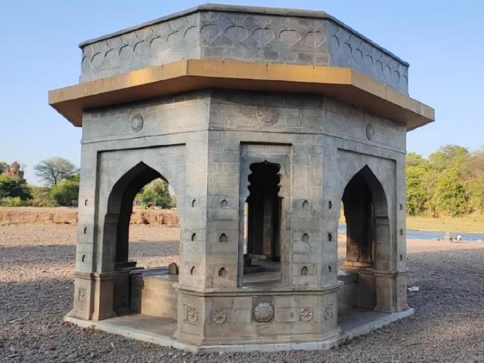 The tombs of Shahu Maharaj and Maharani Tarabai in Satara will be preserved | साताऱ्यातील शाहू महाराज, महाराणी ताराबाई यांच्या समाधिस्थळांचे होणार संवर्धन The tombs of Shahu Maharaj and Maharani Tarabai in Satara will be preserved | साताऱ्यातील शाहू महाराज, महाराणी ताराबाई यांच्या समाधिस्थळांचे होणार संवर्धन