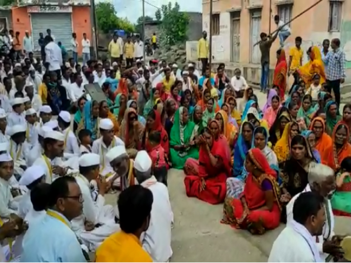 Samarth Ramdas Swamy's 'Idol' is yet to be found; One day Annatyag agitaion of villagers in Jambsamartha | समर्थ रामदास स्वामींचे 'देव' अद्याप सापडेनात; ग्रामस्थांनी सुरू केले अन्नत्याग आंदोलन Samarth Ramdas Swamy's 'Idol' is yet to be found; One day Annatyag agitaion of villagers in Jambsamartha | समर्थ रामदास स्वामींचे 'देव' अद्याप सापडेनात; ग्रामस्थांनी सुरू केले अन्नत्याग आंदोलन