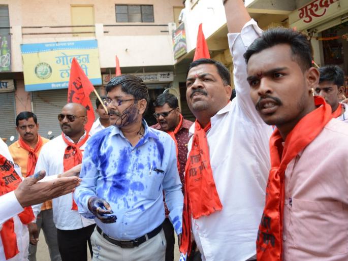 The social welfare officer in the city got black | नगरमध्ये समाजकल्याण अधिका-याला काळे फासले The social welfare officer in the city got black | नगरमध्ये समाजकल्याण अधिका-याला काळे फासले