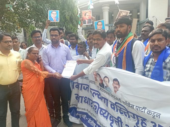 Students hold officials accountable for the poor condition of government hostels | शासकीय वसतिगृहाच्या दुरवस्थेबद्दल विद्यार्थ्यांनी धरले अधिकाऱ्यांना धारेवर Students hold officials accountable for the poor condition of government hostels | शासकीय वसतिगृहाच्या दुरवस्थेबद्दल विद्यार्थ्यांनी धरले अधिकाऱ्यांना धारेवर